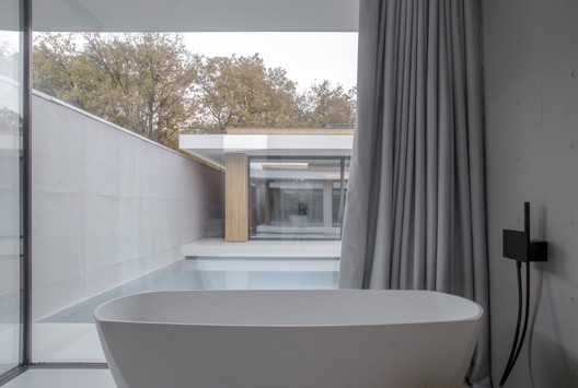 Piano House / LINE architects - Bathtub, Windows, Bathroom