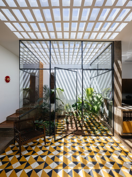 Ownerless House nº 01 / Vão - Chair, Windows, Beam