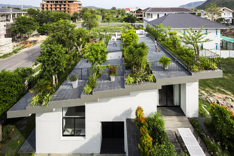 A House in Nha Trang / VTN Architects + ICADA - Windows, Facade, Garden