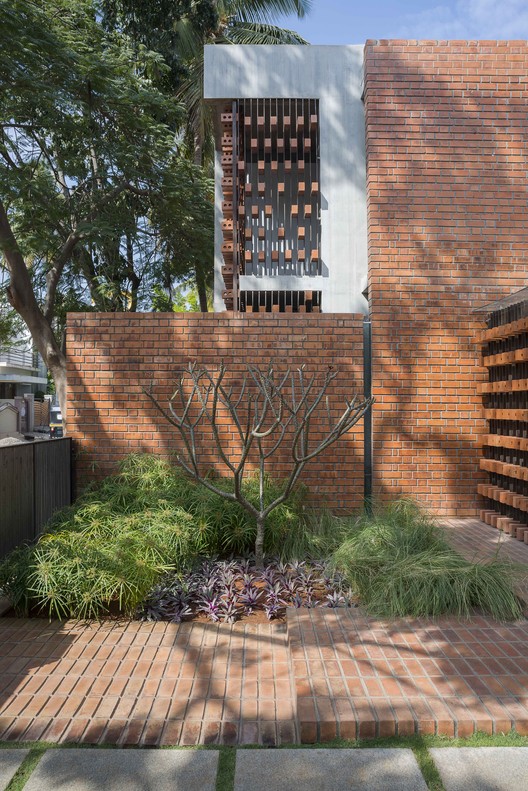 Brick House / Architecture Paradigm - Image 10 of 26