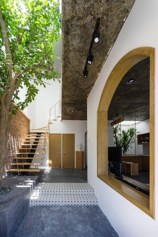 7x7 House / IZ Architects - Facade, Courtyard