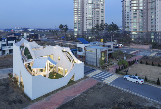Flying House / IROJE KHM Architects - Windows, Cityscape