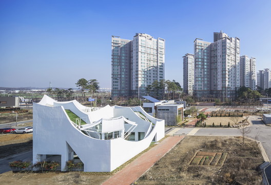 Flying House / IROJE KHM Architects - Cityscape