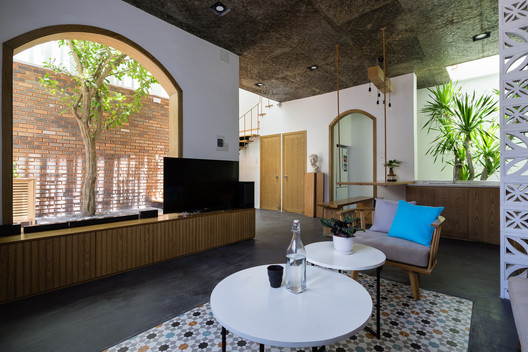 7x7 House / IZ Architects - Windows, Chair, Table