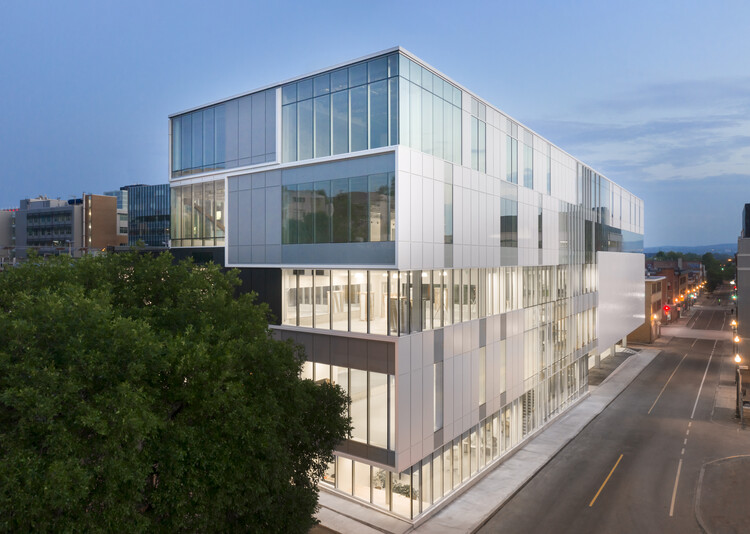 Saint-Roch YMCA Community Center / STGM Architectes  + CCM2 Architectes - Exterior Photography, Offices, Facade