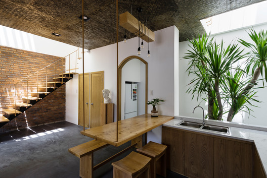 7x7 House / IZ Architects - Table, Windows, Beam
