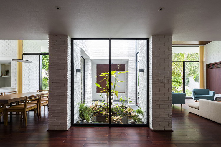 A House in Nha Trang / VTN Architects + ICADA - Windows, Table, Chair
