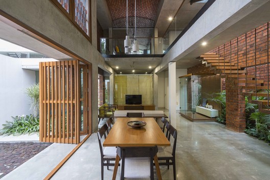 Brick House / Architecture Paradigm - Interior Photography, Dining room, Table, Wood, Chair, Beam
