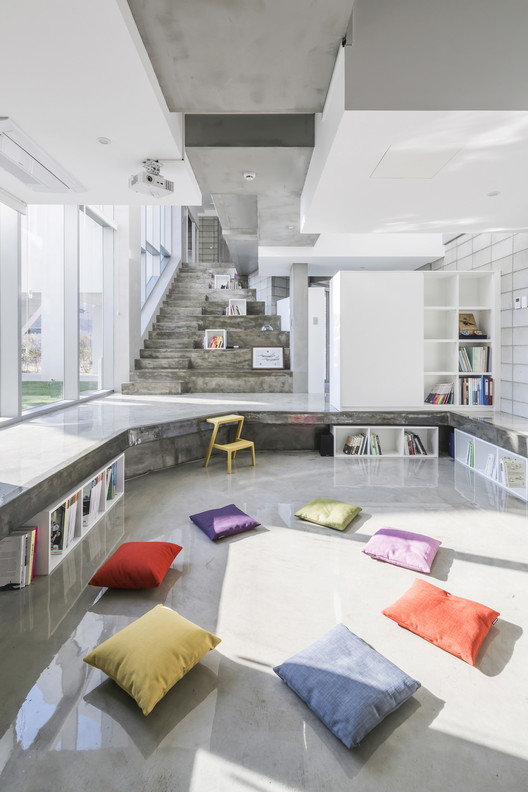 Flying House / IROJE KHM Architects - Table