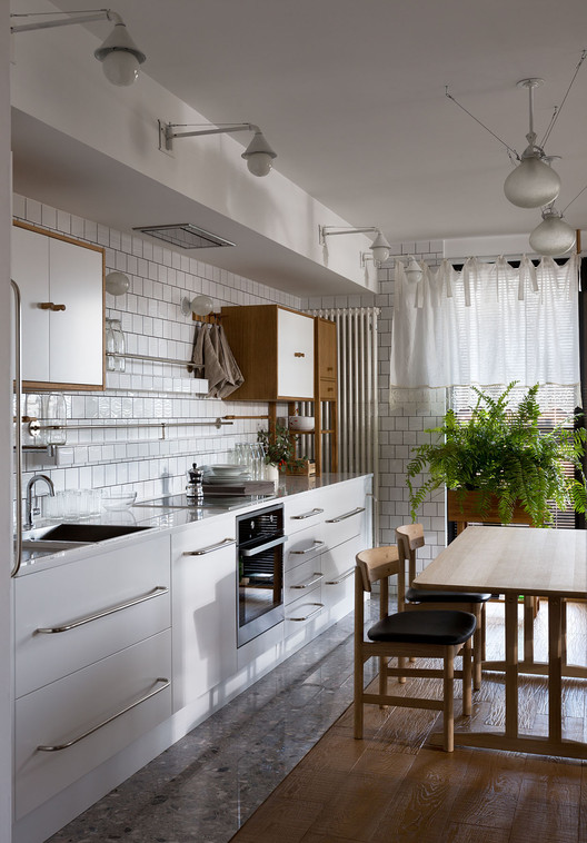 Apartment in Kiev / Alena Yudina - Interior Photography, Kitchen, Countertop, Chair