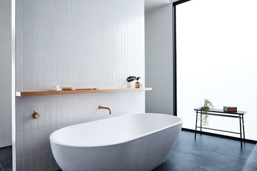 The Courtyard House / Auhaus Architecture - Bathtub, Bathroom