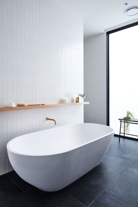 The Courtyard House / Auhaus Architecture - Bathtub, Bathroom, Windows, Sink