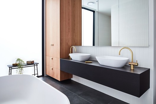 The Courtyard House / Auhaus Architecture - Sink, Bathroom, Bathtub