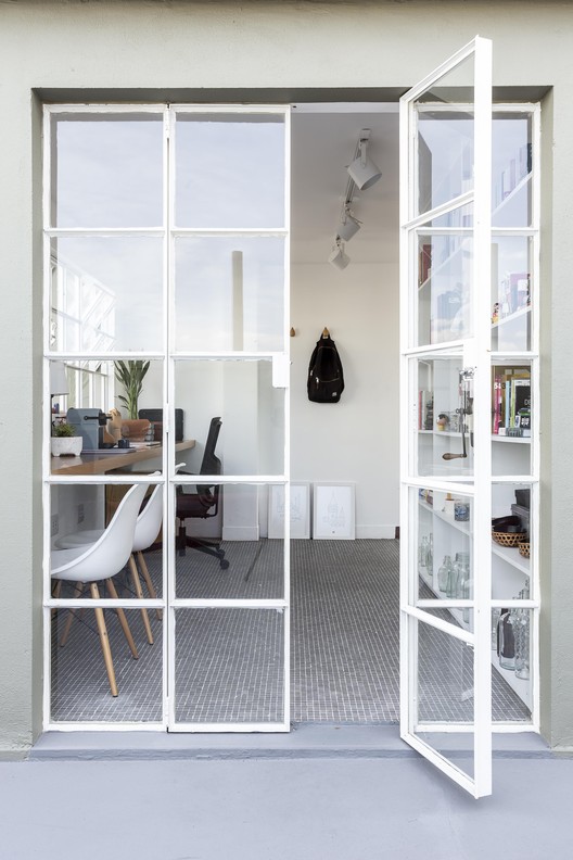 BF 81 / Estúdio Paralelo - Interior Photography, Chair, Windows, Shelving