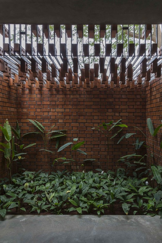 Brick House / Architecture Paradigm - Image 5 of 26