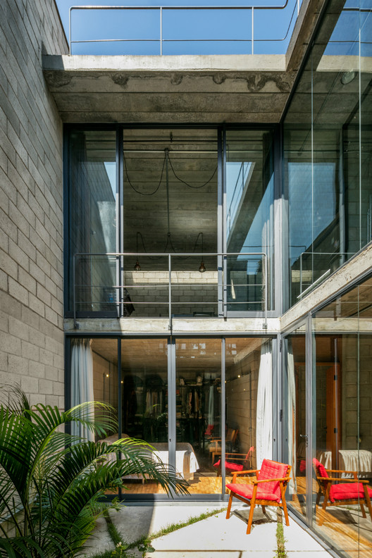 Mipibu House / Terra e Tuma Arquitetos Associados - Facade, Windows, Courtyard