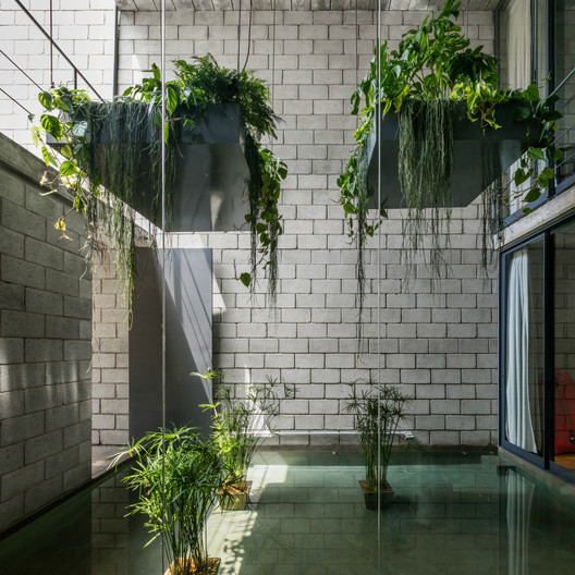 Mipibu House / Terra e Tuma Arquitetos Associados - Windows, Brick, Facade, Concrete, Courtyard