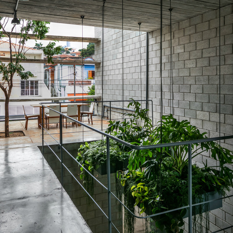 Mipibu House / Terra e Tuma Arquitetos Associados - Table, Chair, Facade, Windows