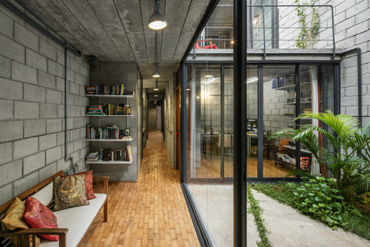 Mipibu House / Terra e Tuma Arquitetos Associados - Shelving, Windows, Door, Chair