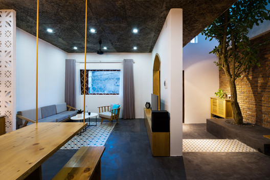 7x7 House / IZ Architects - Table
