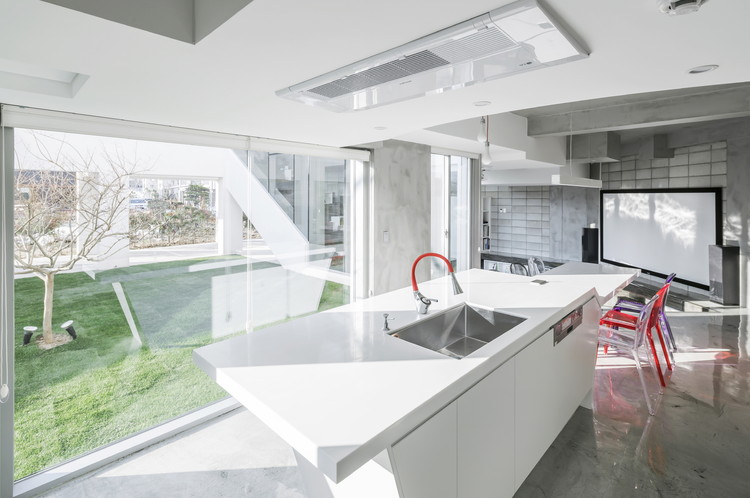 Flying House / IROJE KHM Architects - Countertop, Kitchen, Sink, Chair, Windows, Handrail