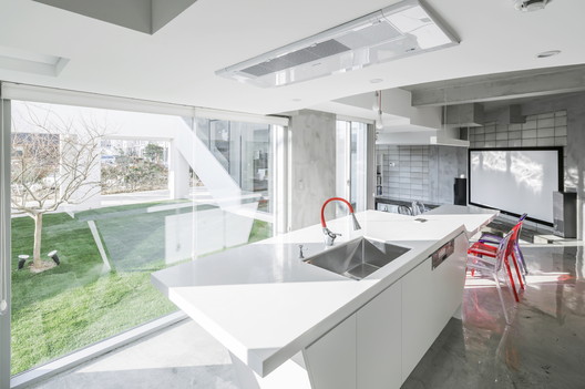 Flying House / IROJE KHM Architects - Countertop, Kitchen, Sink, Chair, Windows, Handrail