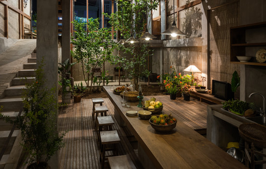 House in Chau Doc / NISHIZAWAARCHITECTS - Exterior Photography, Table, Garden