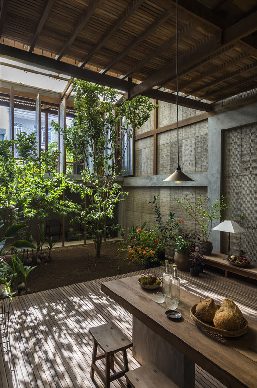 House in Chau Doc / NISHIZAWAARCHITECTS - Exterior Photography, Table, Chair, Windows, Beam