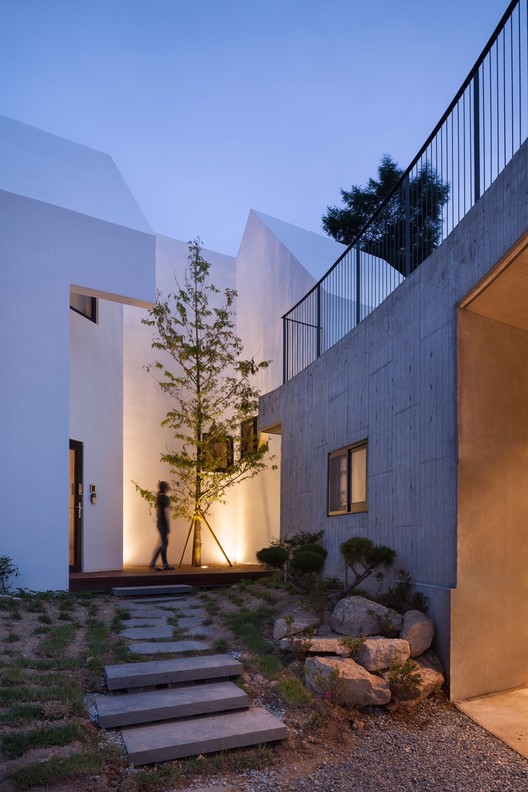 Baomaru House / Rieuldorang Atelier - Stairs, Windows, Facade