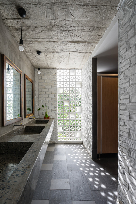 Ccasa Hostel  / TAK architects - Windows, Glass, Sink, Bathroom