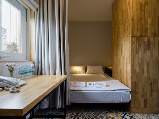 Ccasa Hostel  / TAK architects - Table, Windows, Bed, Bedroom