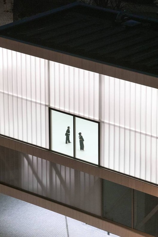 How to Design and Install Seamless Translucent Polycarbonate Facades - Featured Image