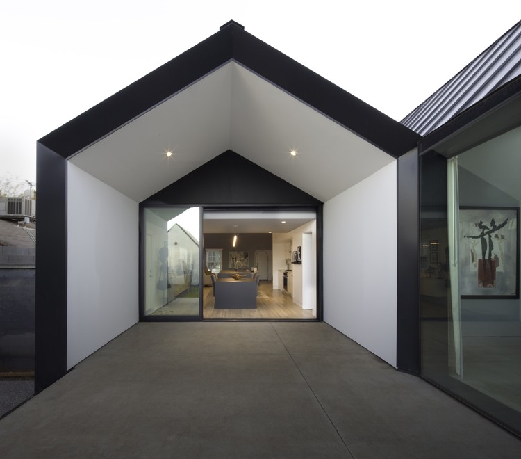 Escobar Renovation / Chen + Suchart Studio - Facade