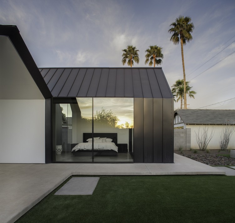 Escobar Renovation / Chen + Suchart Studio - Facade