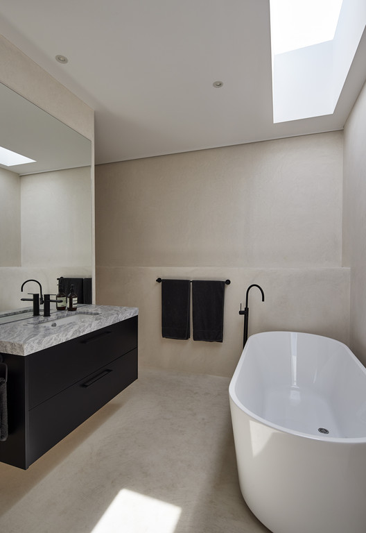 Wildcoast House / FGR Architects - Bathtub, Sink, Countertop, Lighting, Bathroom