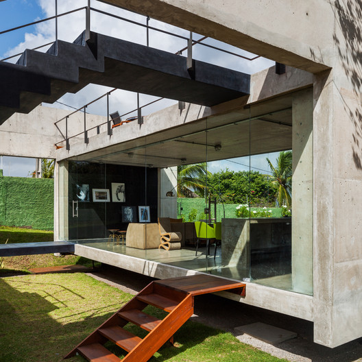 Two Beams House / Yuri Vital - Facade, Beam, Patio, Courtyard