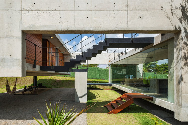Two Beams House / Yuri Vital - Facade, Garden, Courtyard