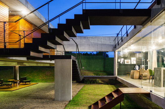 Two Beams House / Yuri Vital - Facade, Beam