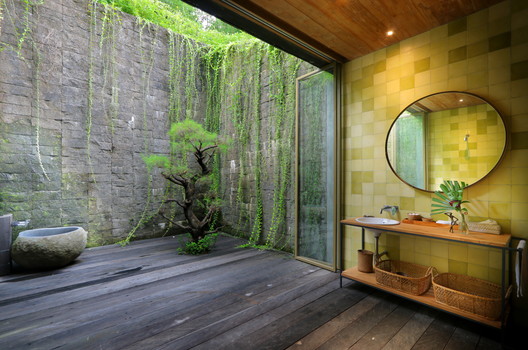 Chameleon Villa / Word of Mouth Architecture - Windows, Bathroom, Forest