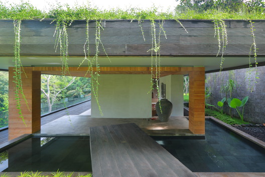 Chameleon Villa / Word of Mouth Architecture - Facade, Garden, Courtyard, Patio