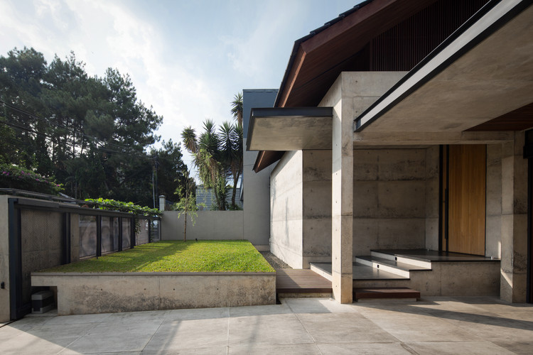 Hikari House / Pranala Associates - Facade, Concrete, Courtyard