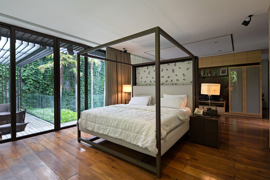 A Box in Disguise / Wahana Architects - Bed, Bedroom, Beam
