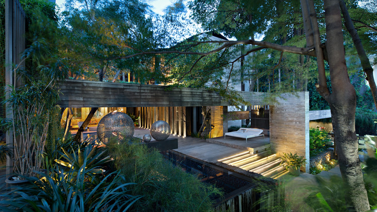 A Box in Disguise / Wahana Architects - Forest, Garden, Courtyard
