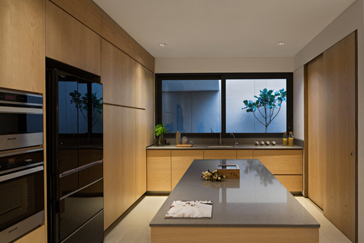 Hikari House / Pranala Associates - Sink, Countertop, Windows
