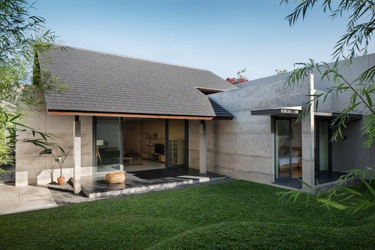Hikari House / Pranala Associates - Facade, Garden, Courtyard
