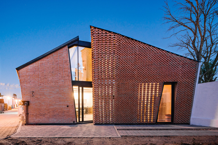 The Colors of Brick - Image 17 of 48