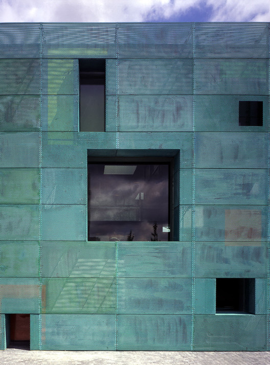 From Red to Green: The Contradictory Aesthetics of Oxidized Facades - Featured Image