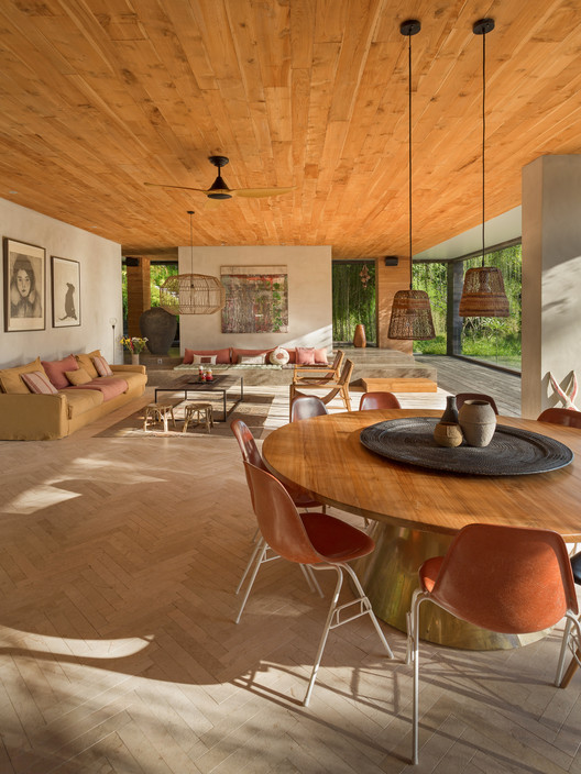 Chameleon Villa / Word of Mouth Architecture - Table, Chair, Beam