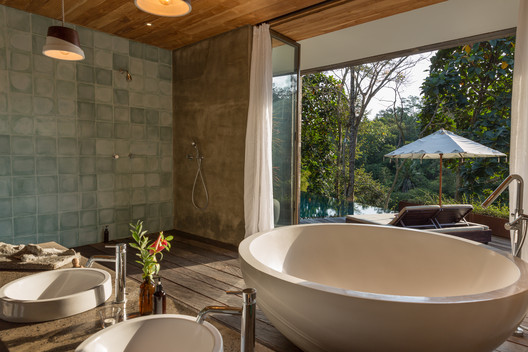 Chameleon Villa / Word of Mouth Architecture - Bathtub, Bathroom, Windows, Beam