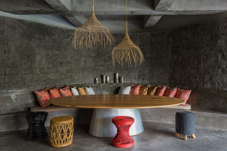 Chameleon Villa / Word of Mouth Architecture - Table, Chair, Windows, Beam